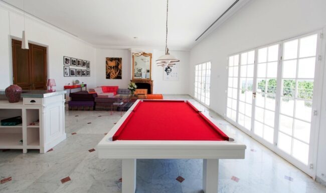 Table de billard Équinoxe blanche avec un tapis rouge de Billards Bréton