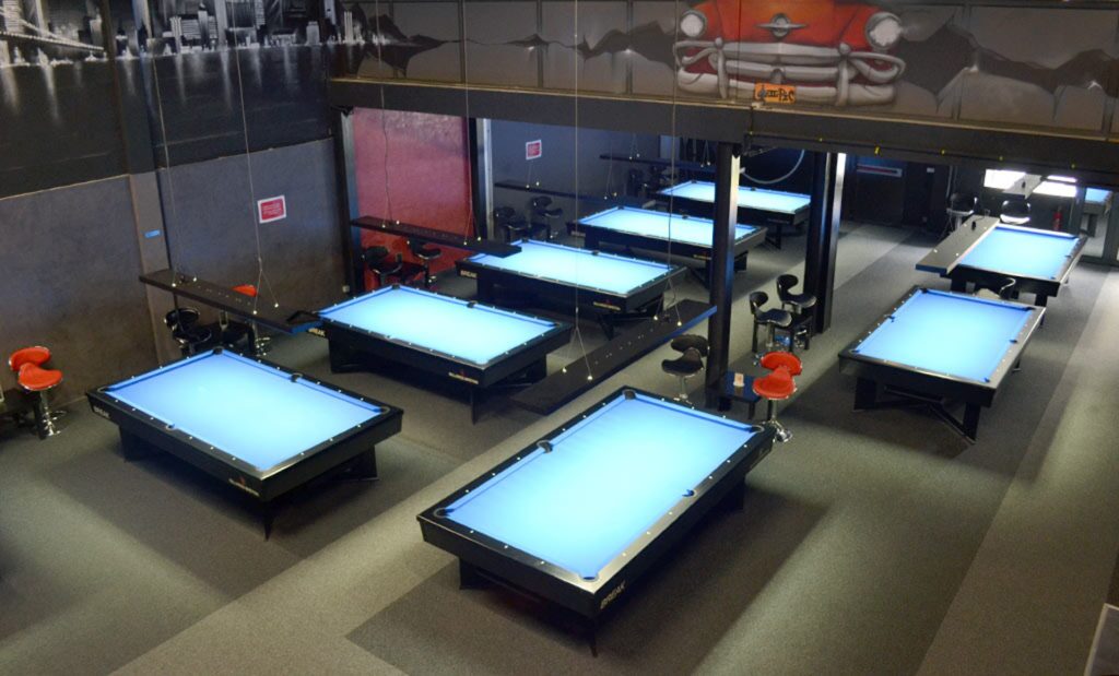 Tables de billard Break comp&eacute;tition de Billards Br&eacute;ton install&eacute;es dans une salle de jeu