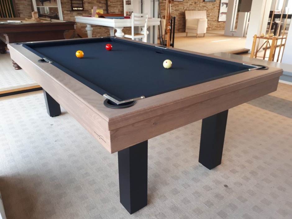 Table de billard Dauphin contemporain en ch&ecirc;ne avec un tapis noir de Billards Br&eacute;ton