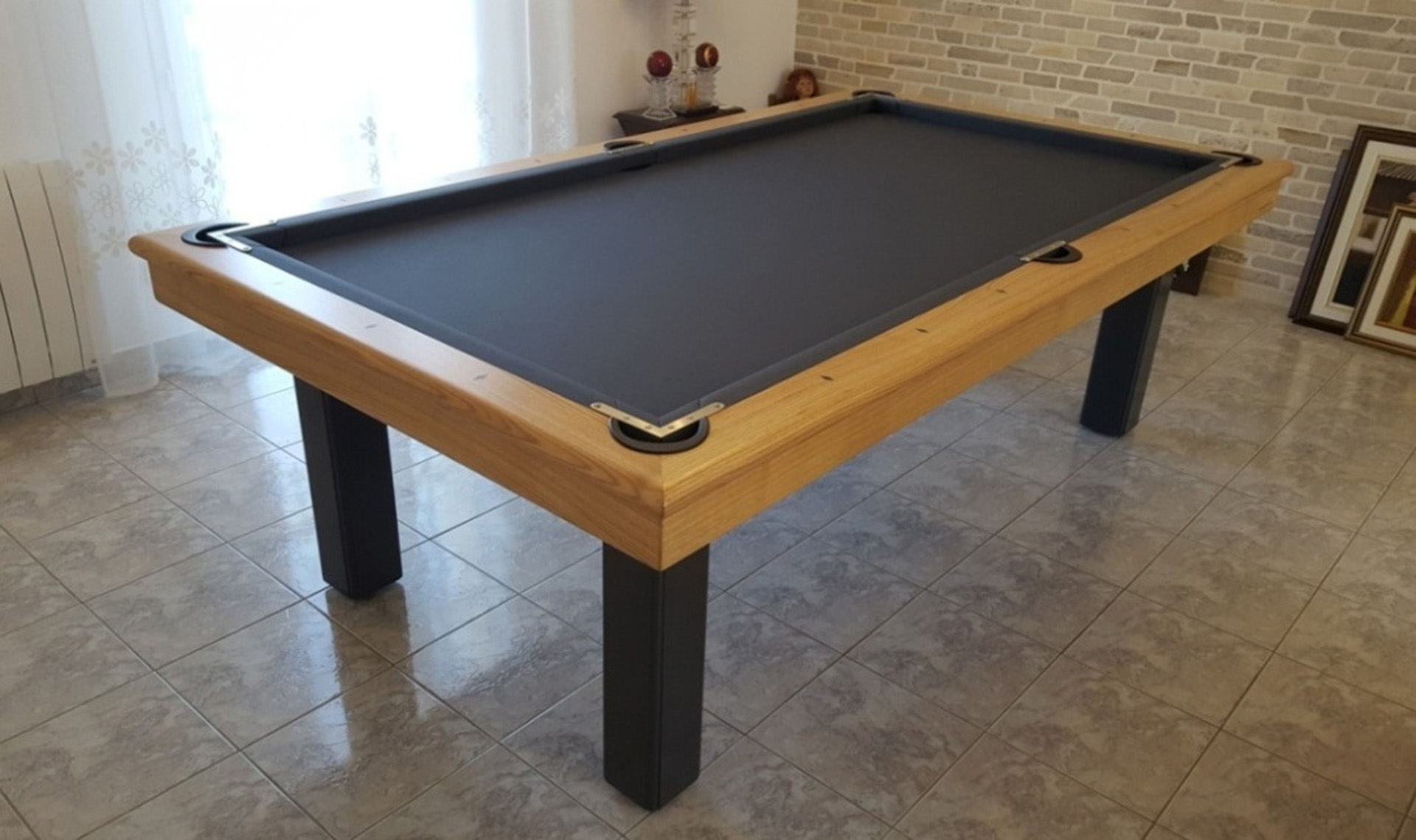 Table de billard Orion contemporain de Billards Bréton équipée de plugs pour un jeu mixte