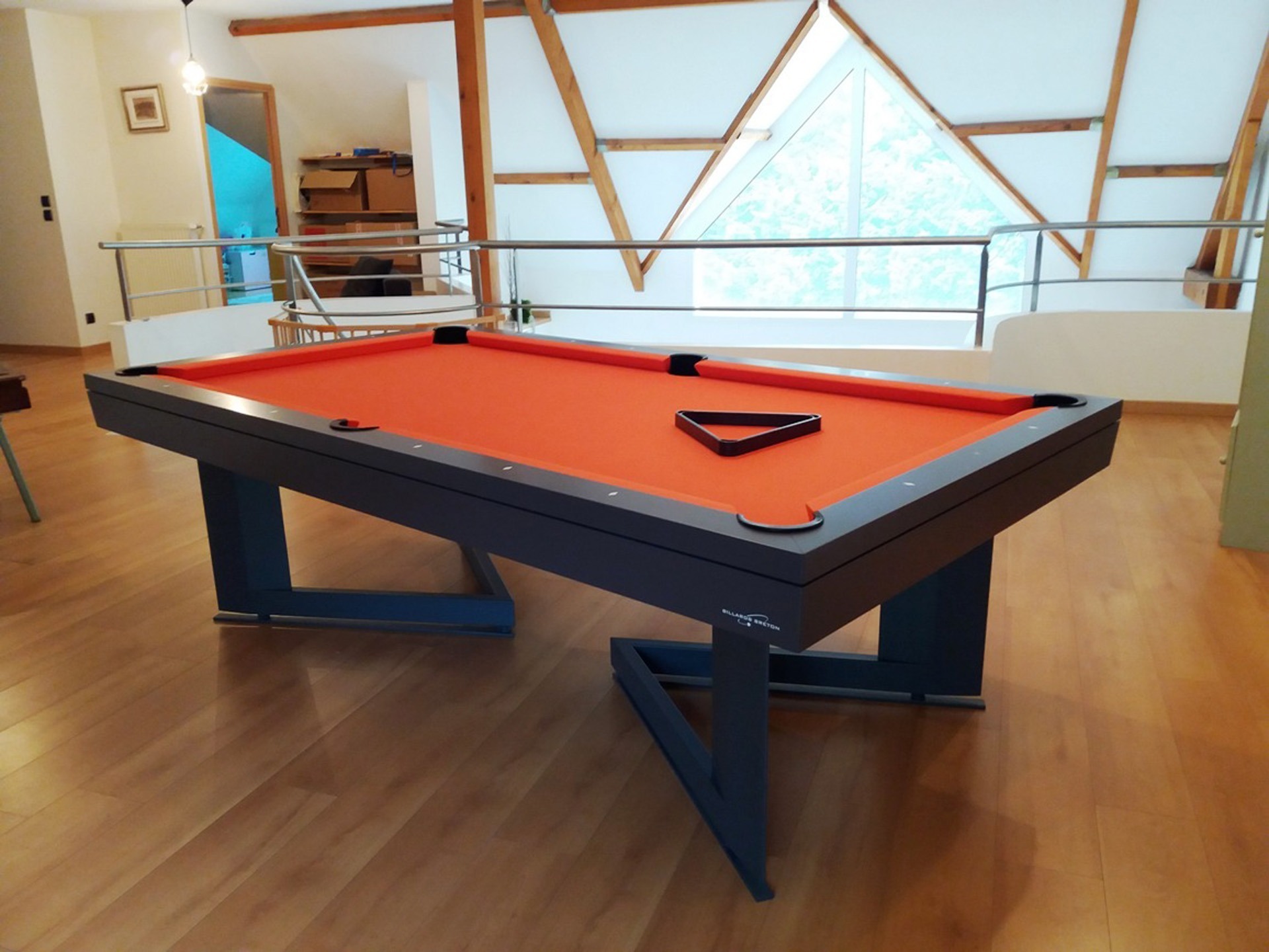 Table de billard Break design orange de Billards Br&eacute;ton