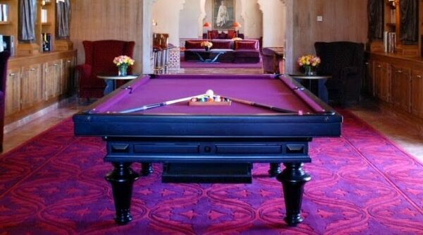 Table de billard prestige fabriquée par Billards Breton installée dans un large salon