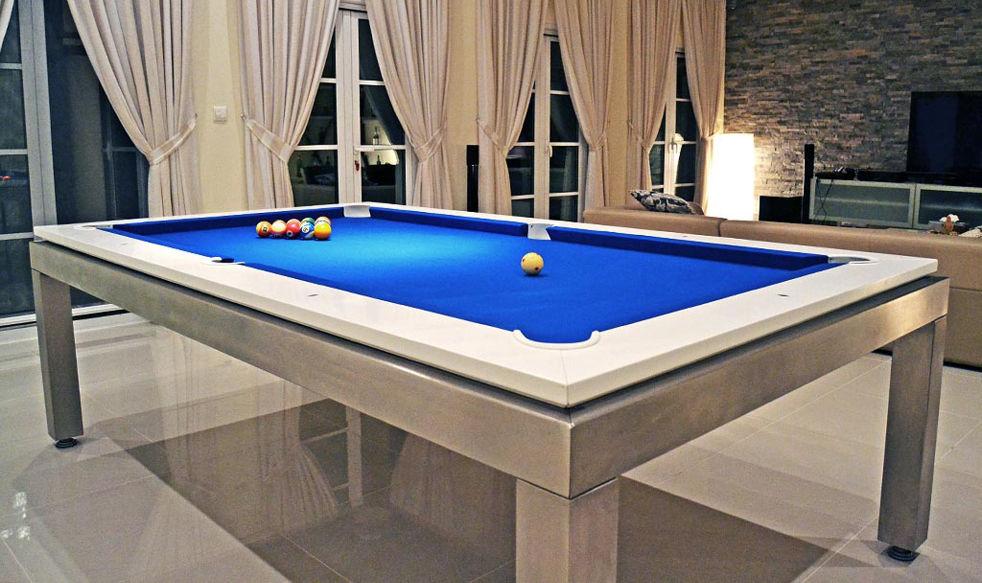 Billard blanc Br&eacute;ton Manhattan install&eacute; dans un salon