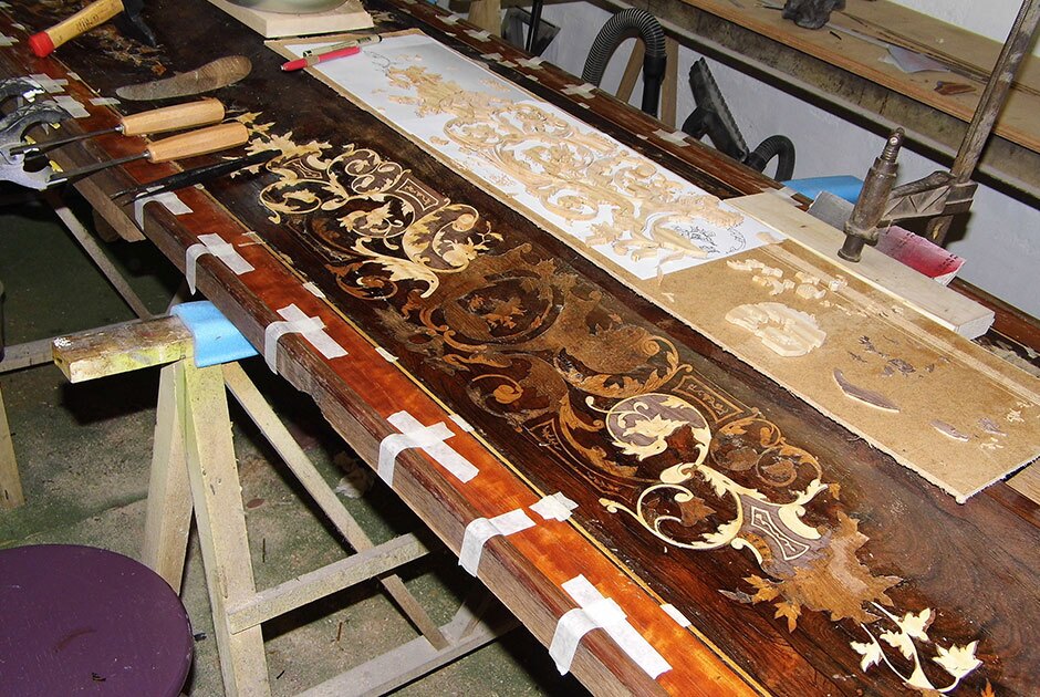 R&eacute;paration d&rsquo;une marqueterie sur un billard ancien