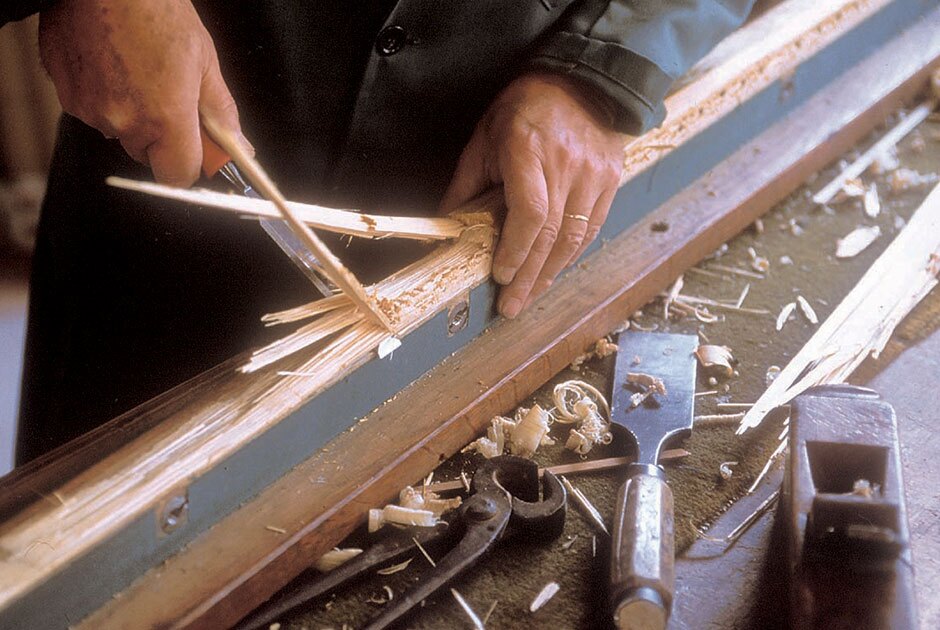 Artisan billardier effectuant un travail de menuiserie