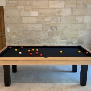 Billard Dauphin pi&eacute;tement noir et cadre de bandes ch&ecirc;ne naturel avec drap noir