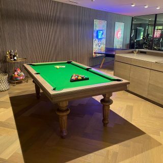 Jubile chene 210 Billard tradition Jubilé en chêne massif avec drap couleur vert anglais.