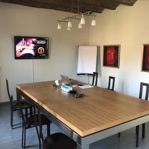 Qui se douterait qu'un billard Manhattan se cache sous cette table de réunion?