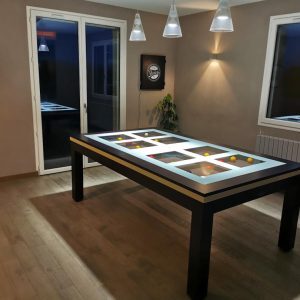 Billard Neo pietement noir et cadre de bandes Hetre naturel. Plateau verre damiers.