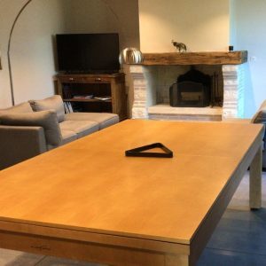 Table de billard Néo contemporain de Billards Bréton en bois convertie en table