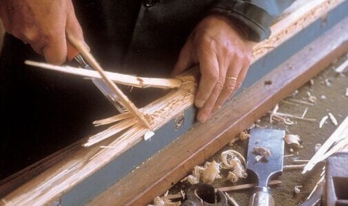 Artisan billardier effectuant un travail de menuiserie