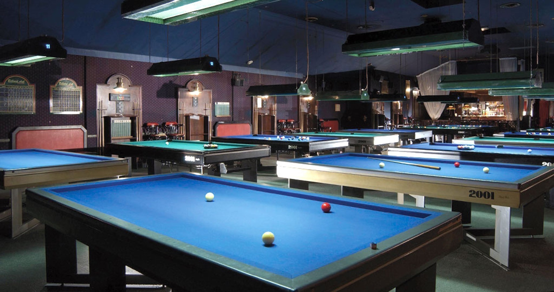 Salle de jeu de billard compos&eacute;e de billards de ma marque Br&eacute;ton mod&egrave;le 2001