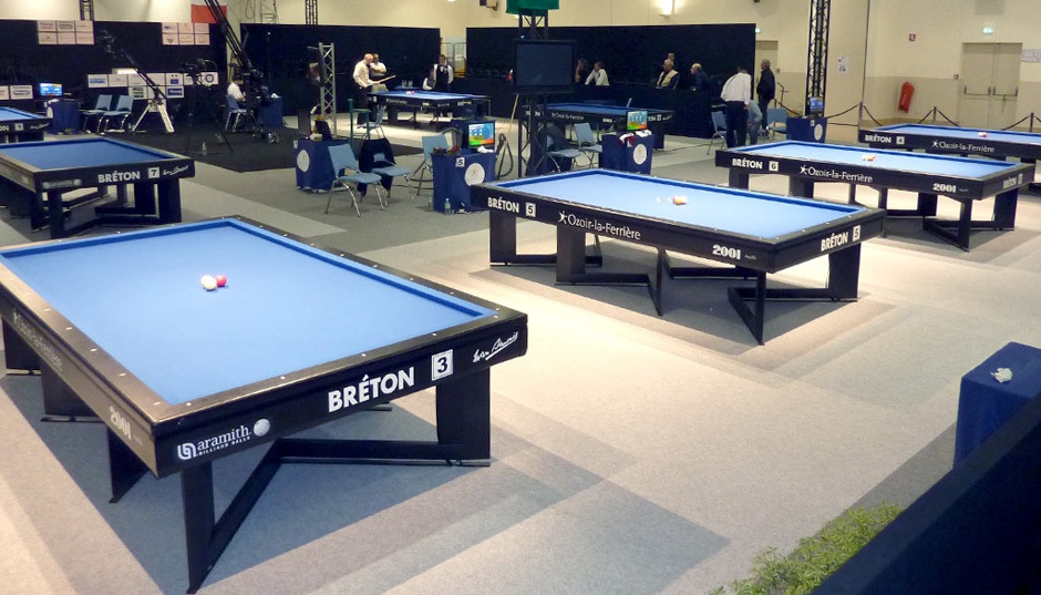Salle de jeu &eacute;quip&eacute;e de tables de billards br&eacute;ton 2001