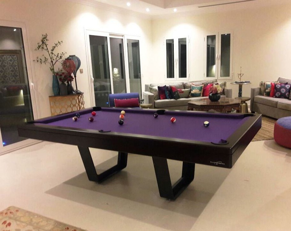 Table de billard Aero 240 noire et violette de Billard Bréton installée dans un salon