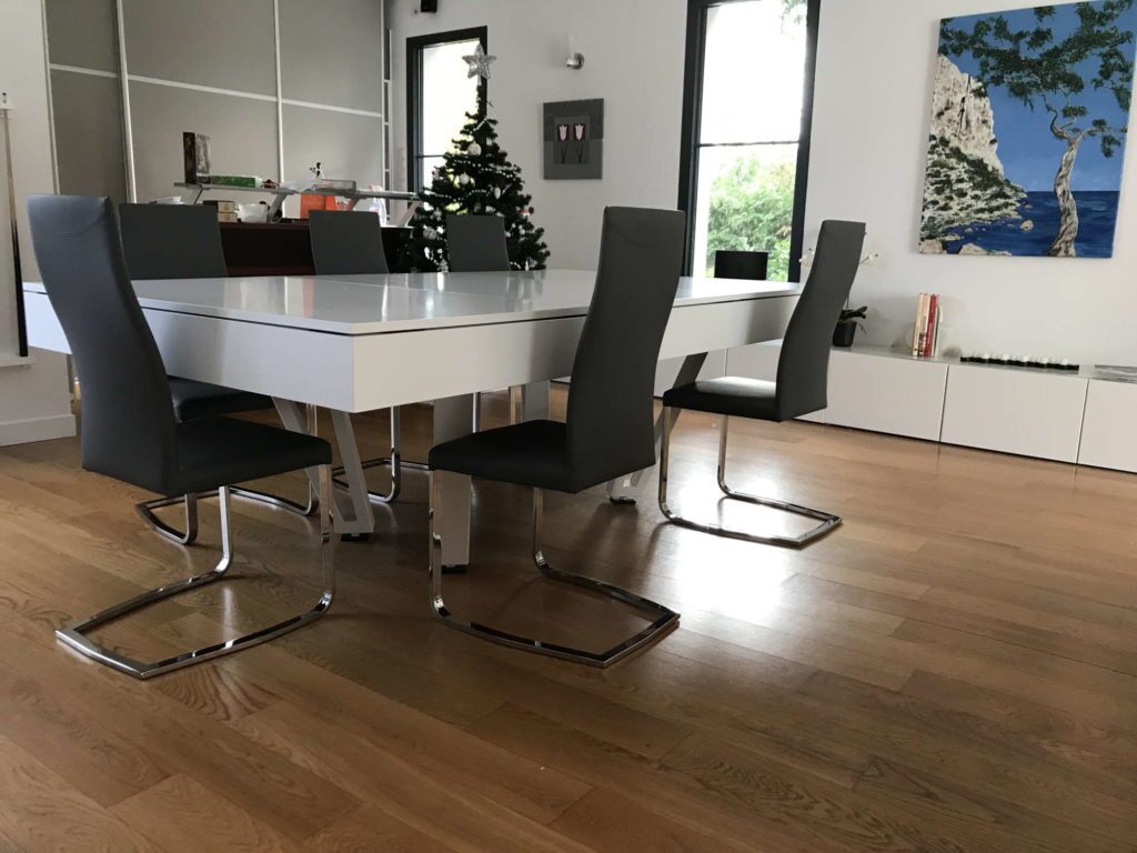 Table de billard convertible Osmoz avec plateau blanc et chaises autour de la table