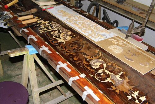 Réparation d’une marqueterie sur un billard ancien