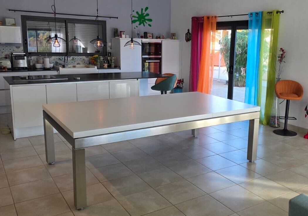 Manhattan plateau table