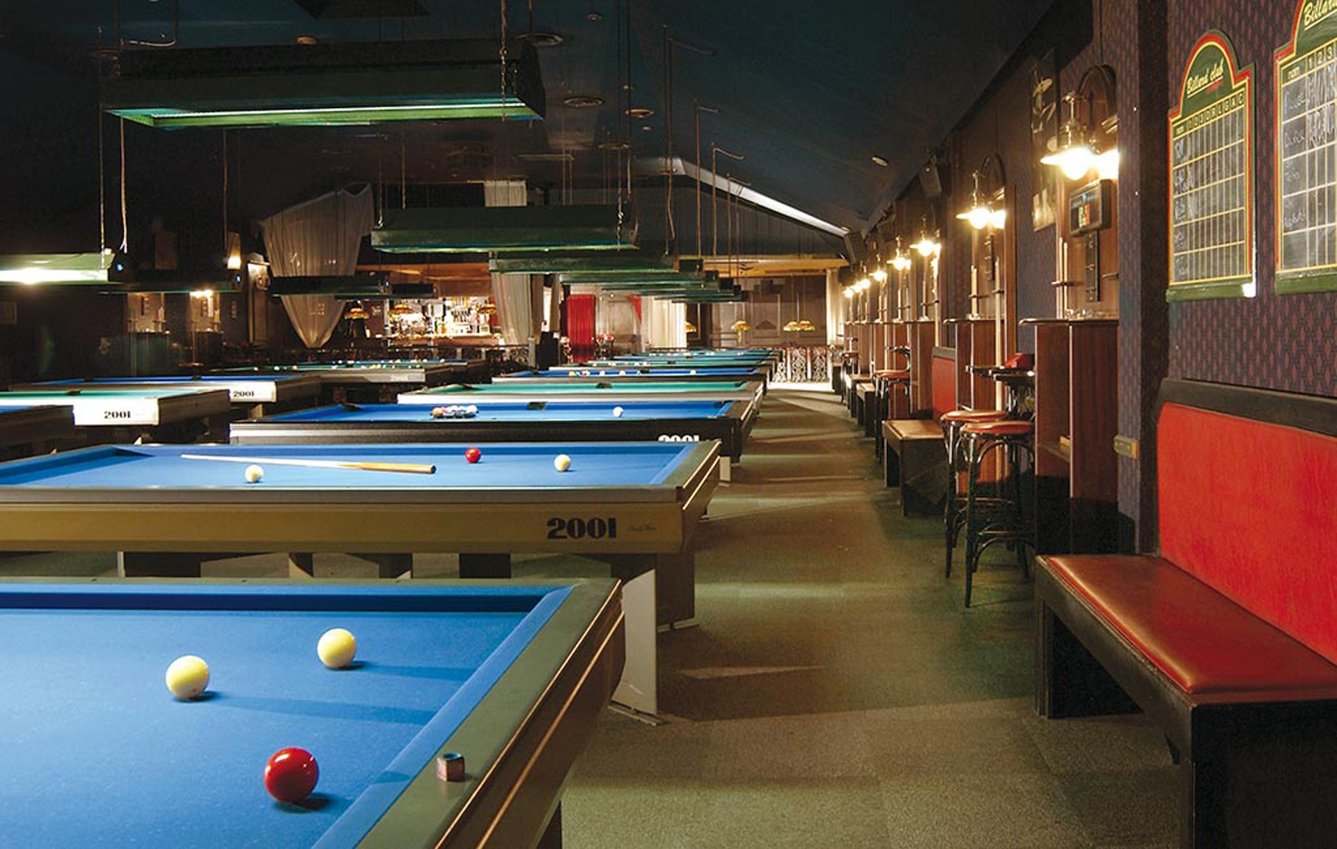 Table de billard 2001 de Billards Bréton installées dans une grande salle de jeu