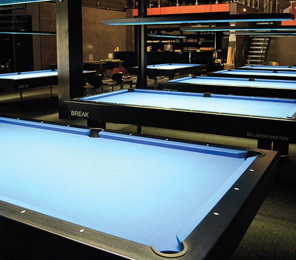 Salle de jeu avec des billards Break Billards Bréton