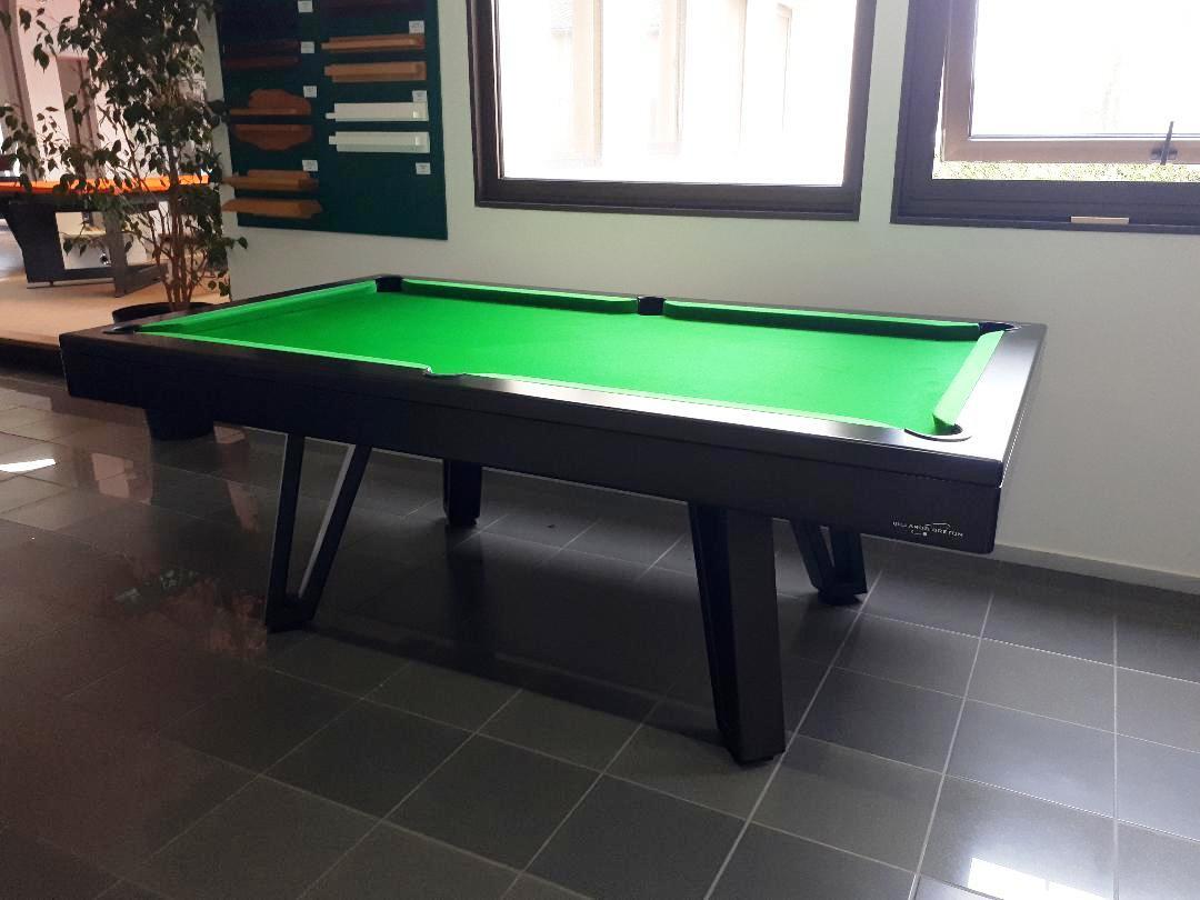 Table de billard osmoz noire avec un tapis vert fabriquée par Billards Bréton