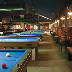 Table de billard 2001 de Billards Bréton installées dans une grande salle de jeu