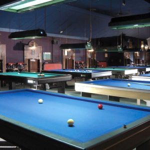 Salle de jeu de billard composée de billards de ma marque Bréton modèle 2001