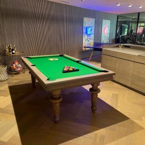 Billard tradition Jubilé en chêne massif avec drap couleur vert anglais.